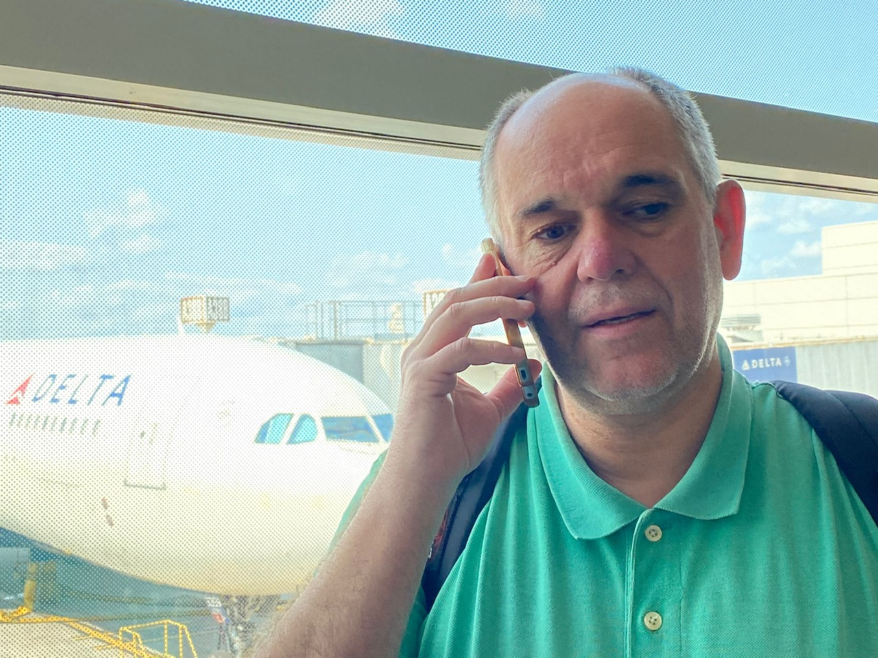 Miles-Paul am Telefon in Atlanta