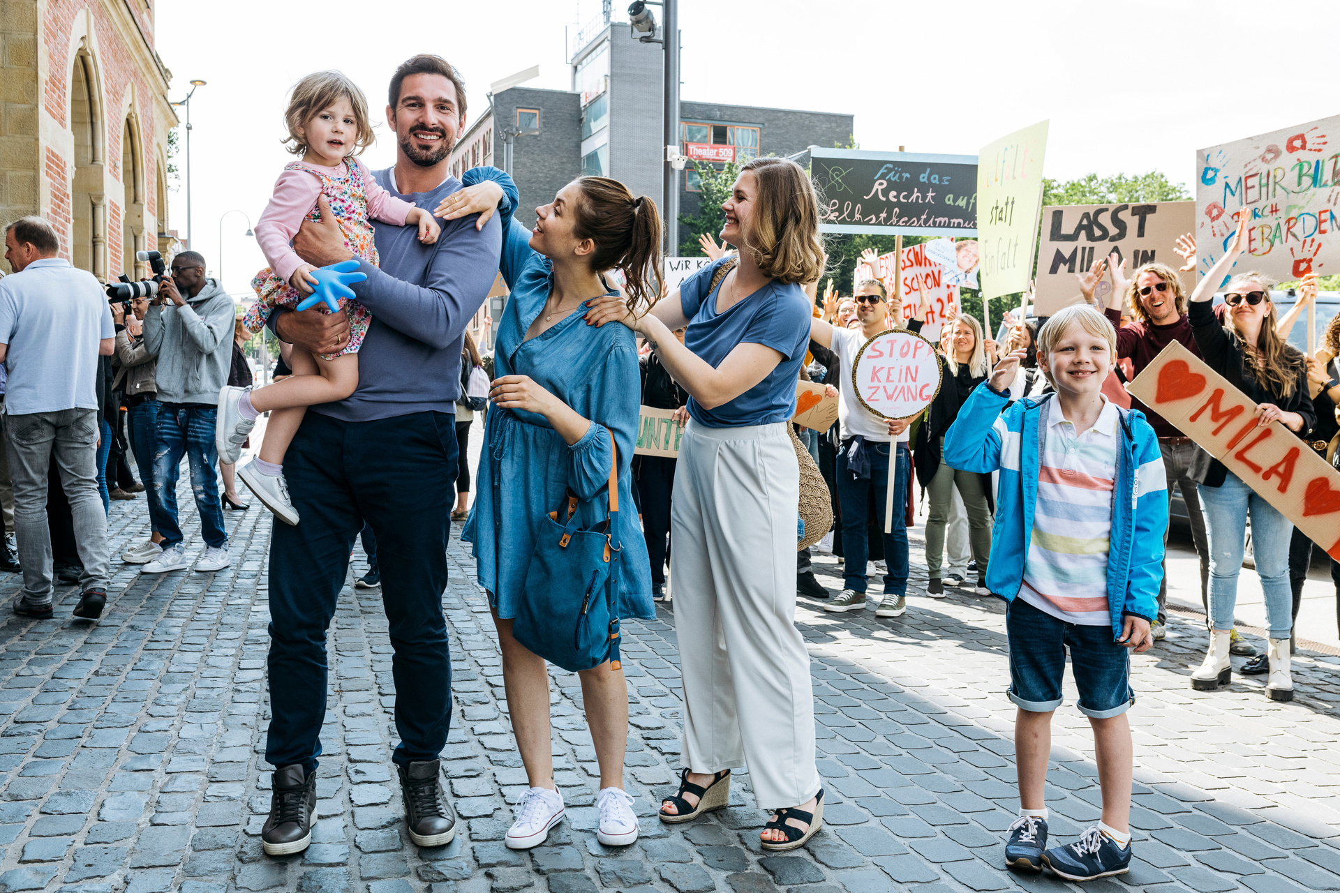 Familie und Demonstrierende