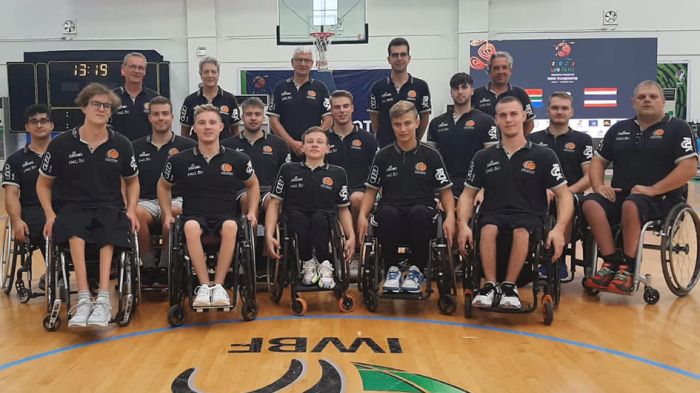 Gruppenbild der Mannschaft mit Rollstühlen