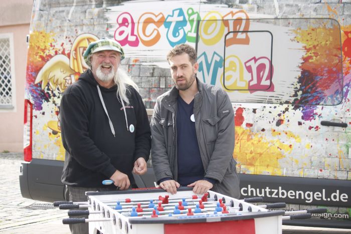Älterer und jüngerer Mann am Tischfussball