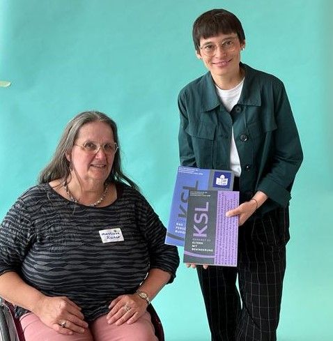 Christiane Rischer und Ministerin Josefine Paul