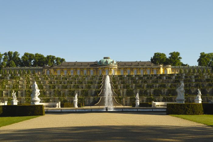 Blick auf die Terassen vor dem Schloss Sanssouci in Potsdam
