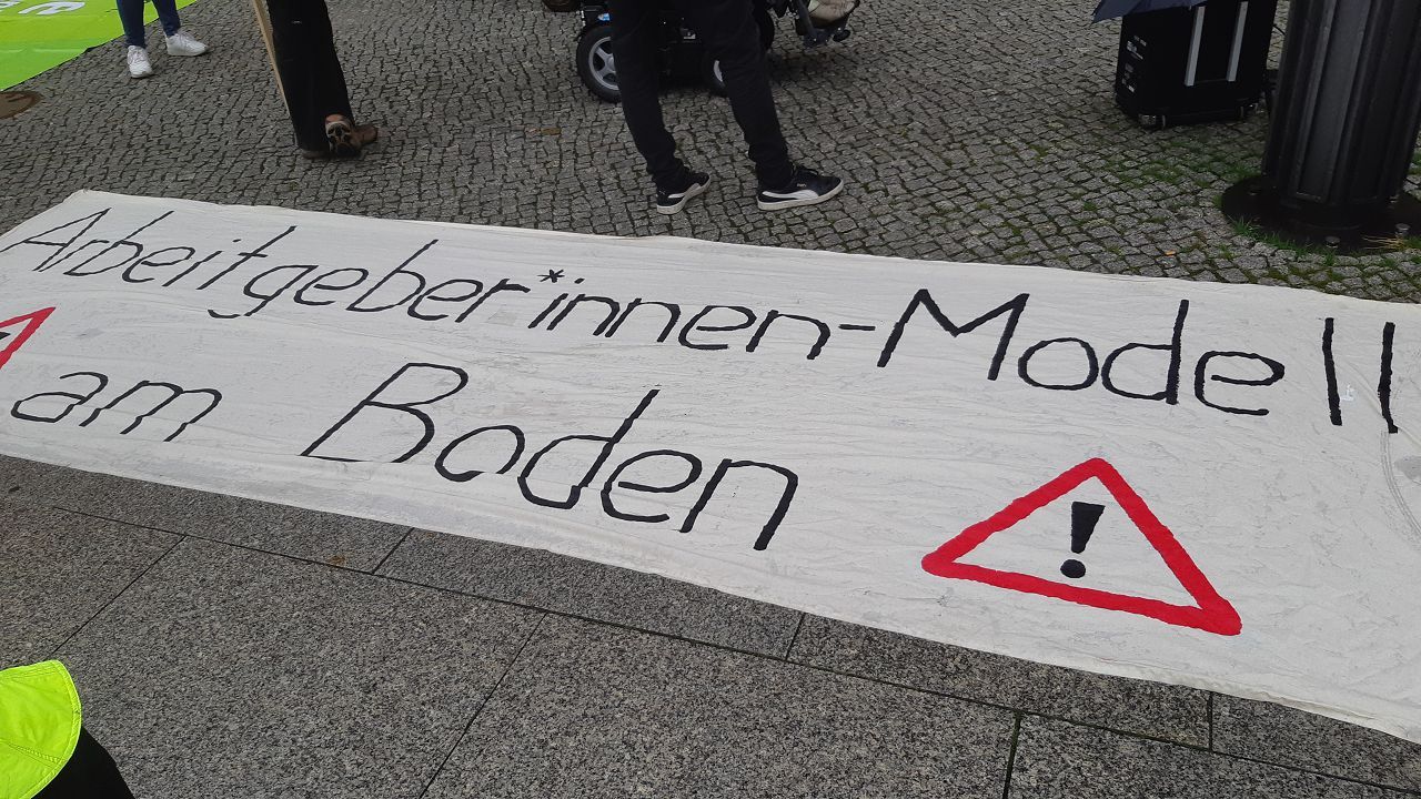 Transparent Arbeitgeber*innen-Modell am Boden