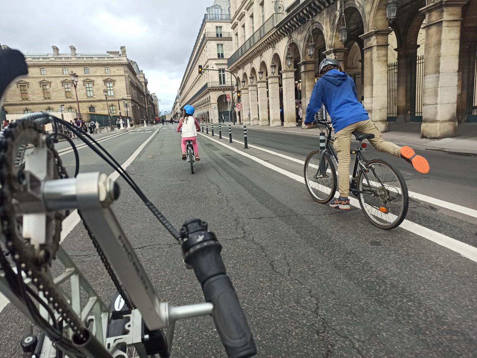 Mit Rad in der Rue de Rivoli von Paris