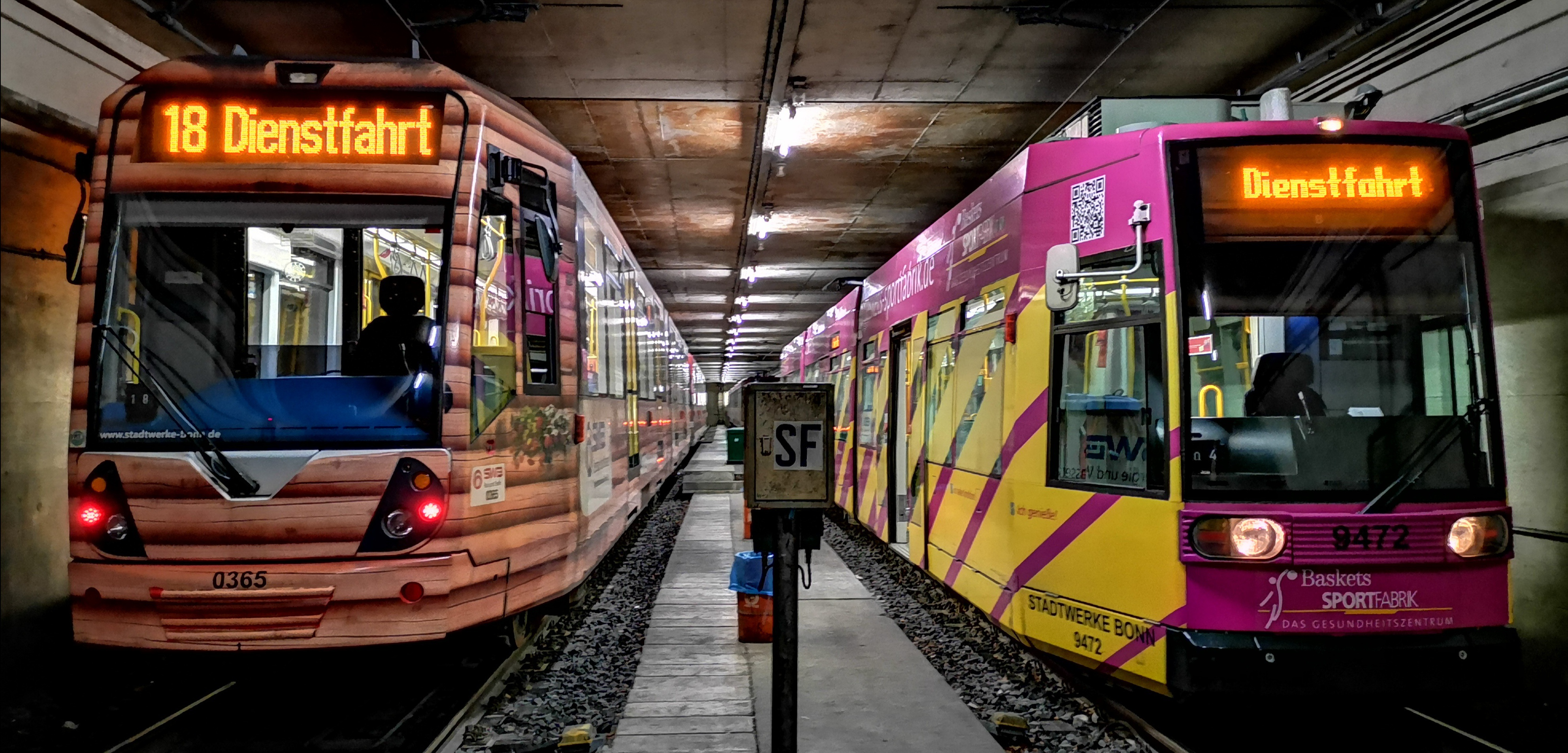 Fahrzeuge des ÖPNV mit den Schildern 