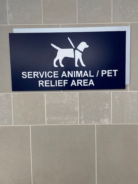 Schild: Service Animal / Pet Relief Area am Detroiter Flughafen
