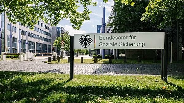 Schild mit Bundesadler und dem Namen des Amtes an zwei Pfeilern befestigt