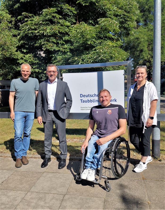 Gruppenbild mit einer Frau und drei Männern.davon einer mit Rollstuhl