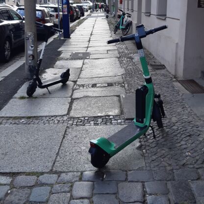 E-Scooter versperren Gehweg