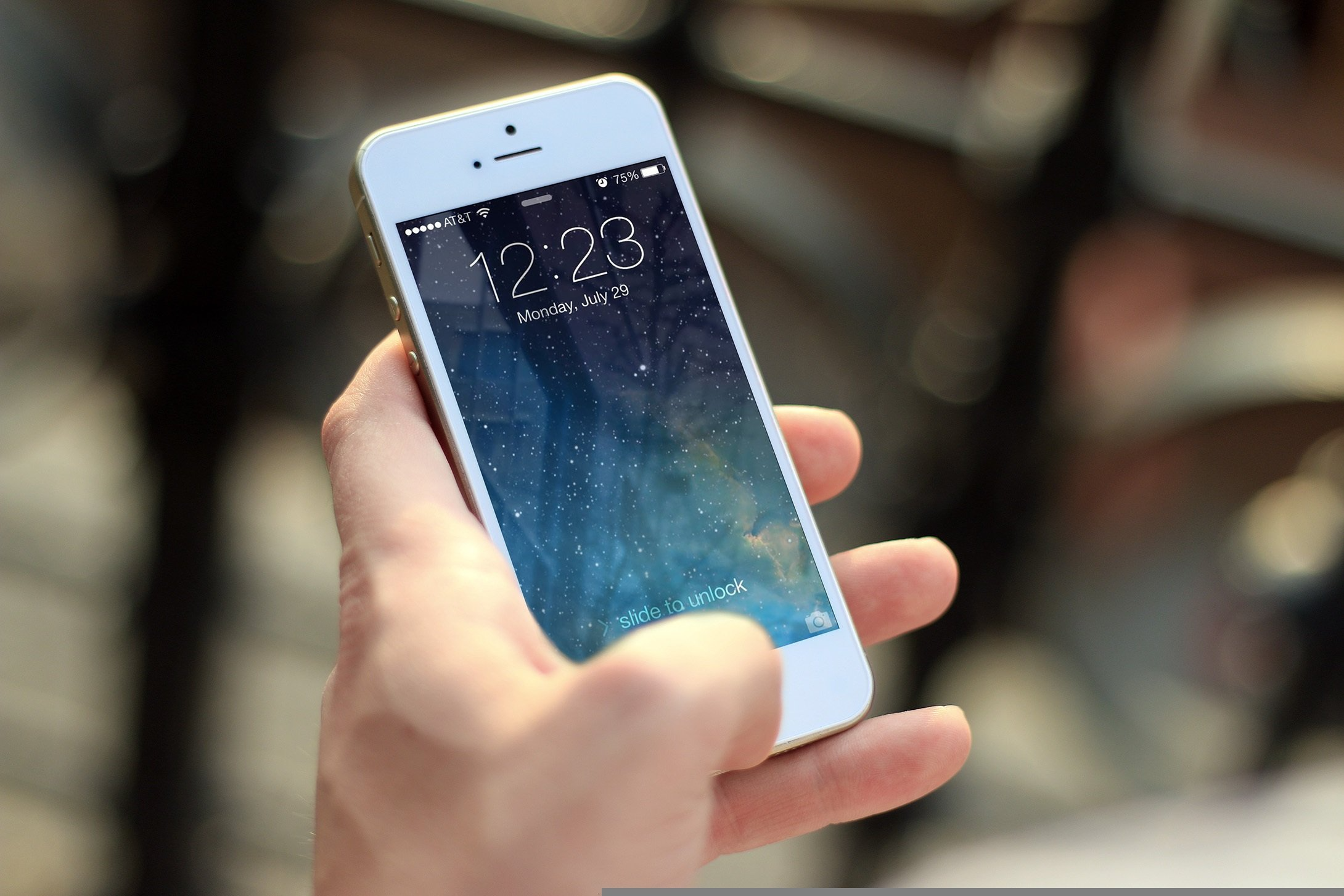 Eine Hand, die ein Smartphone hält