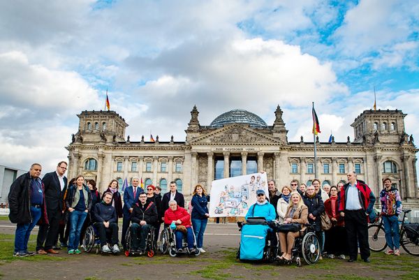Schweigeminute zur Triage vor dem Reichstag