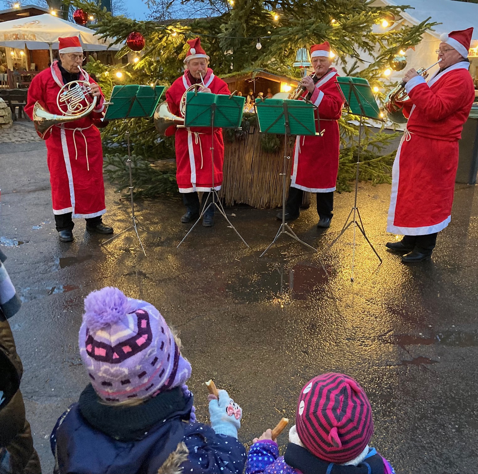 Weihnachtsmänner spielen auf