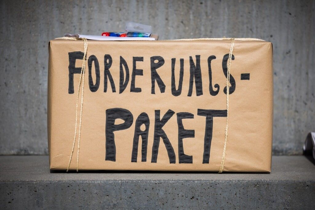 Plakat: Forderungs-Paket