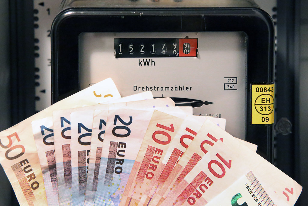 Stromzähler mit Geld II von Tim Reckmann | a59.de