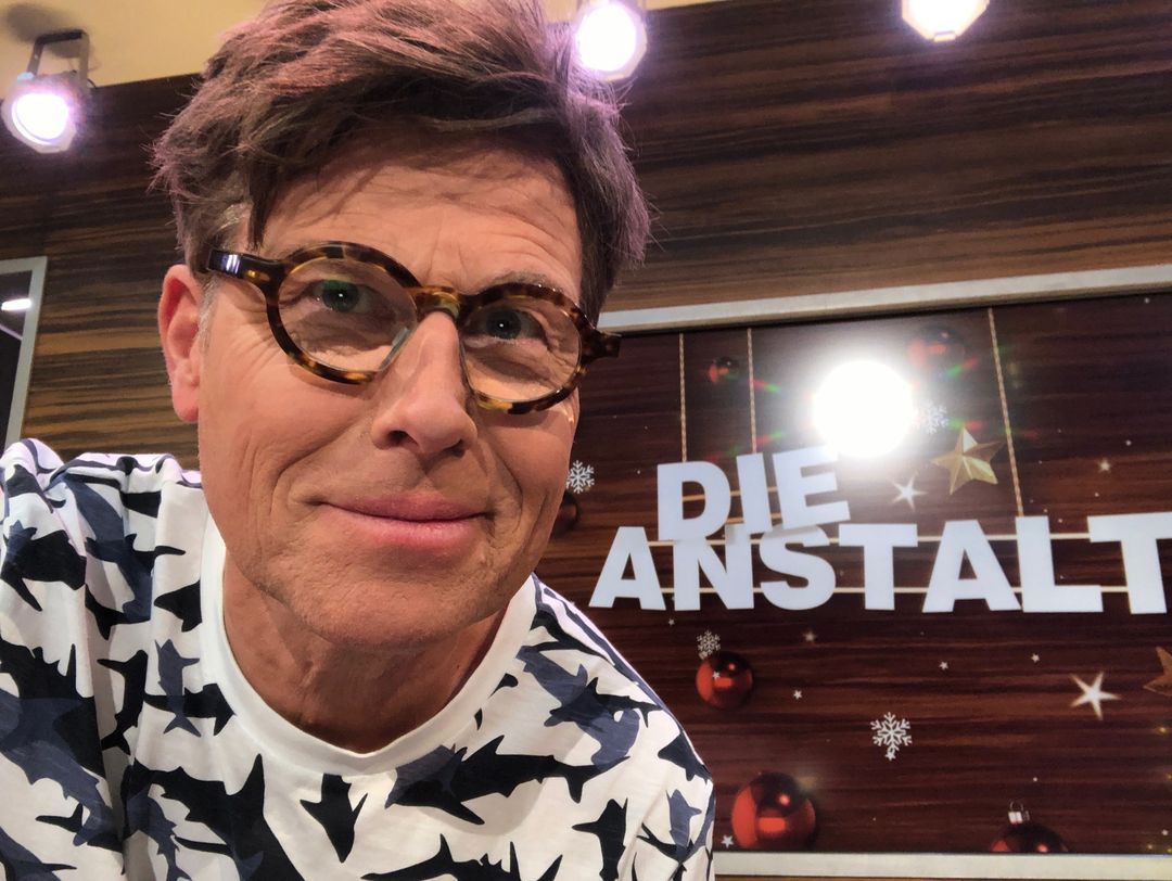 Portrait Martin Fromme vor der Bühne der Sendung „Die Anstalt“