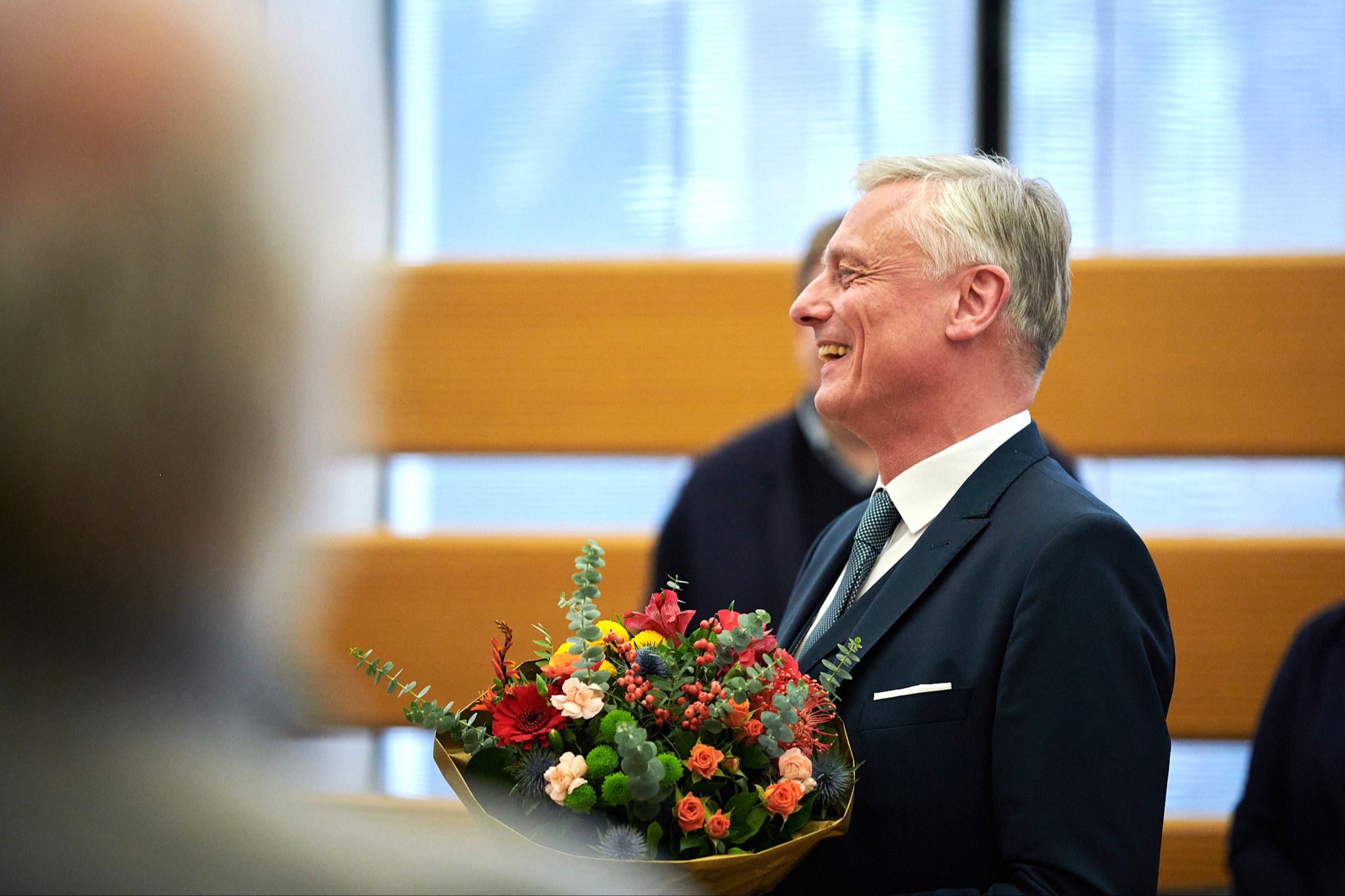 Matthias Münning mit Blumenstrauß