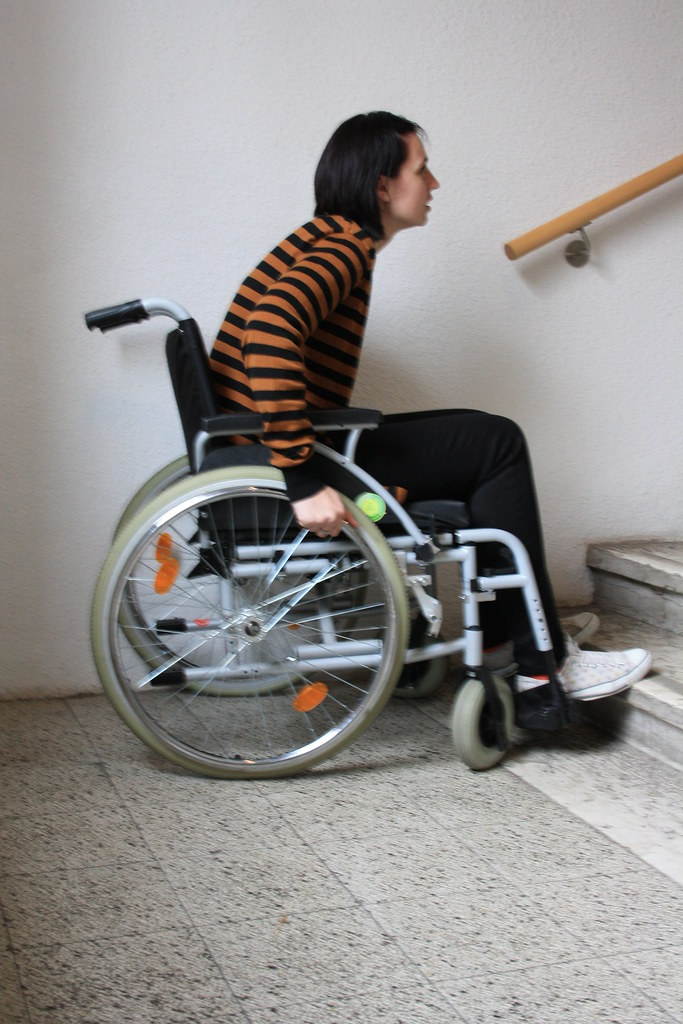 Rollstuhl vor Treppe von Leichte Sprache, die Fotos