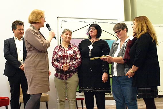 Schlüsselübergabe durch Ministerin Paus