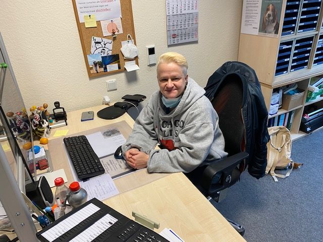 Tamara Dell an der Pforte des ZsL Mainz