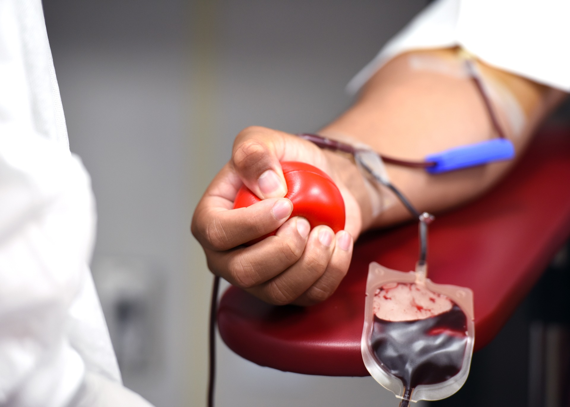 Nahaufnahme von einem Arm einer Person, die gerade Blut spendet.