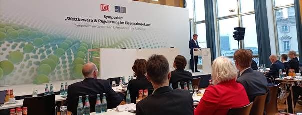 Bahnchef Lutz am Rednerpult bei Symposium