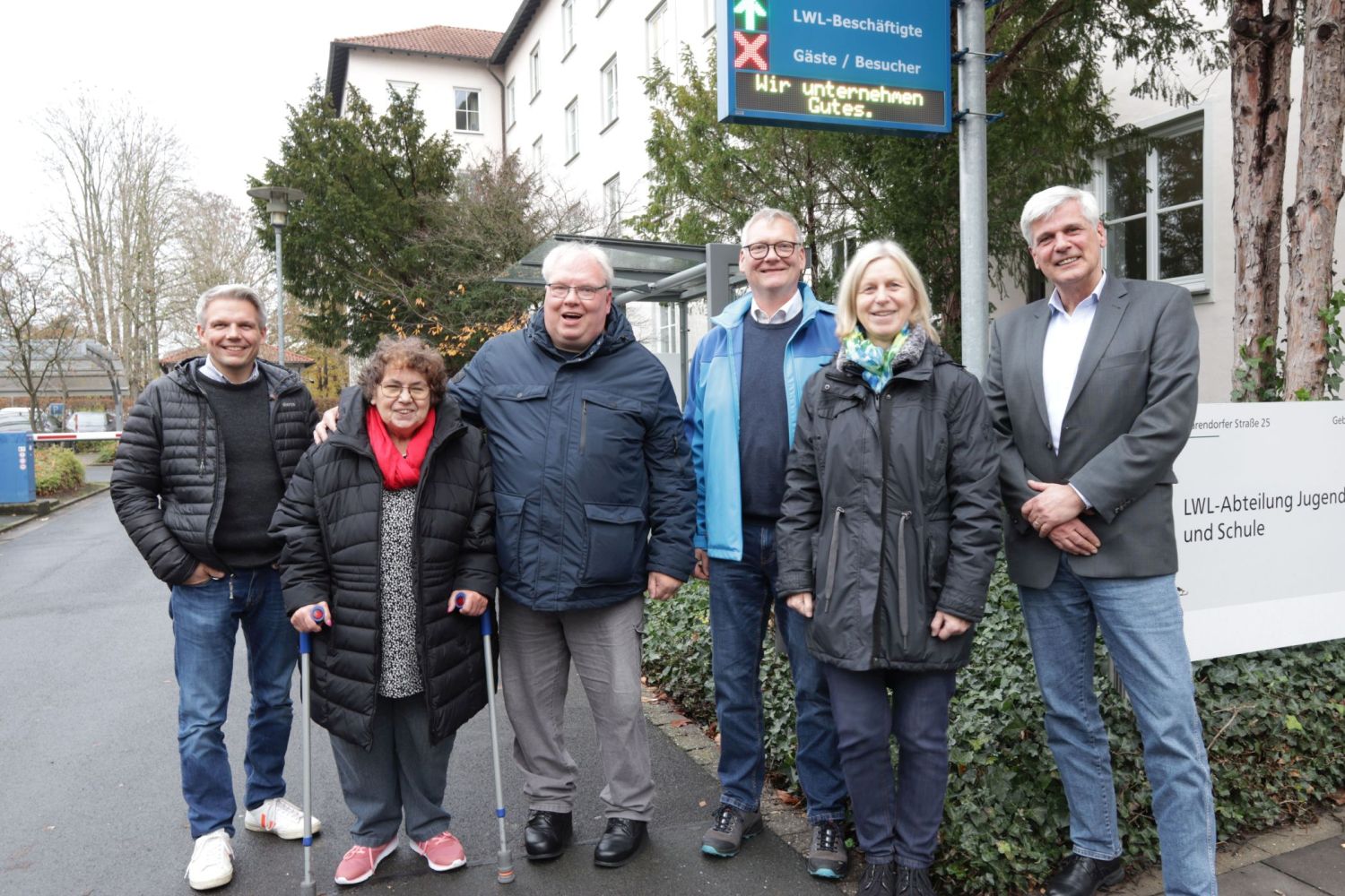 Gruppen bild mit sechs Personen vor einem Gebäude