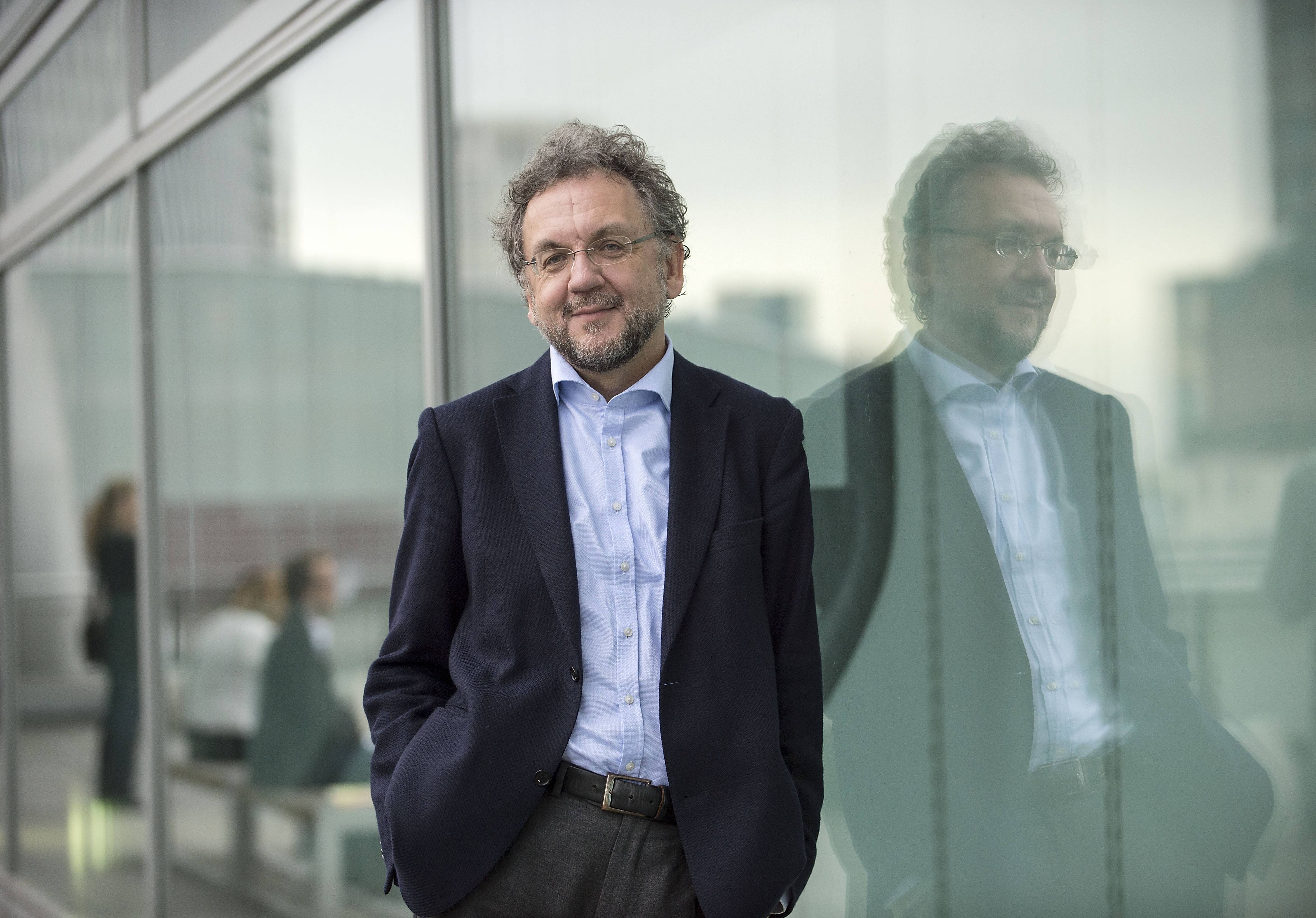 Prof. Dr. Heribert Prantl vor einer spiegelnden Glaswand