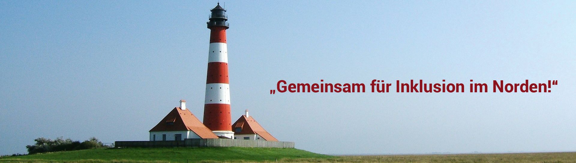 Ein Leuchtturm rot-weiß gestreift mit 2 Häuschen an der Nordsee