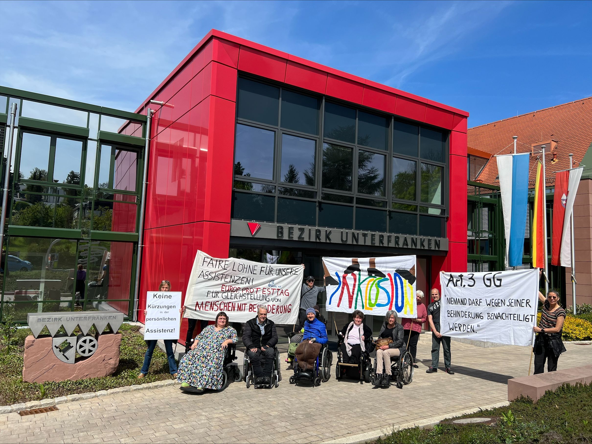 Bild von der Fotoaktion von WüSL vor dem Bezirk Unterfranken am 4. Mai 2023