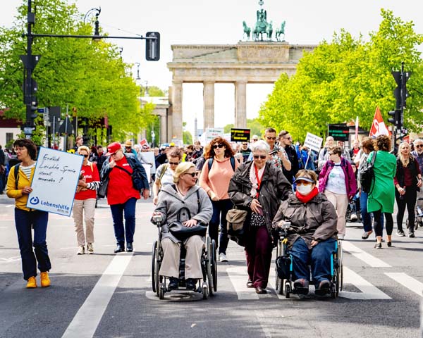 Demonstranten gehen von Brandenburger Tor zum Rathaus