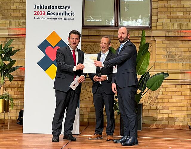 Hubertus Heil und zwei Verteter aus NRW bei der Übergabe der Urkunde