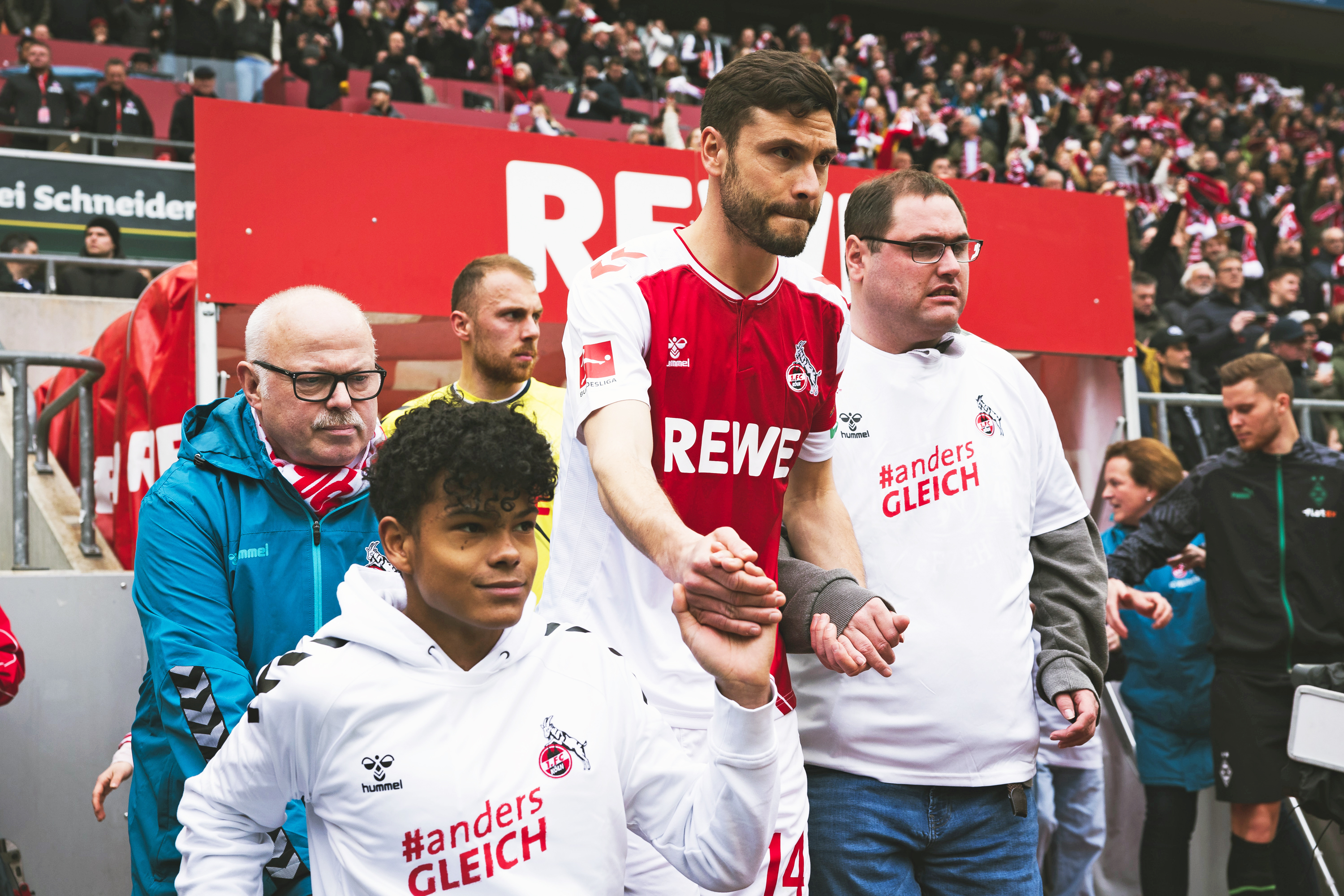 Sportler in Trikots mit der Aufschrift #anders gleich