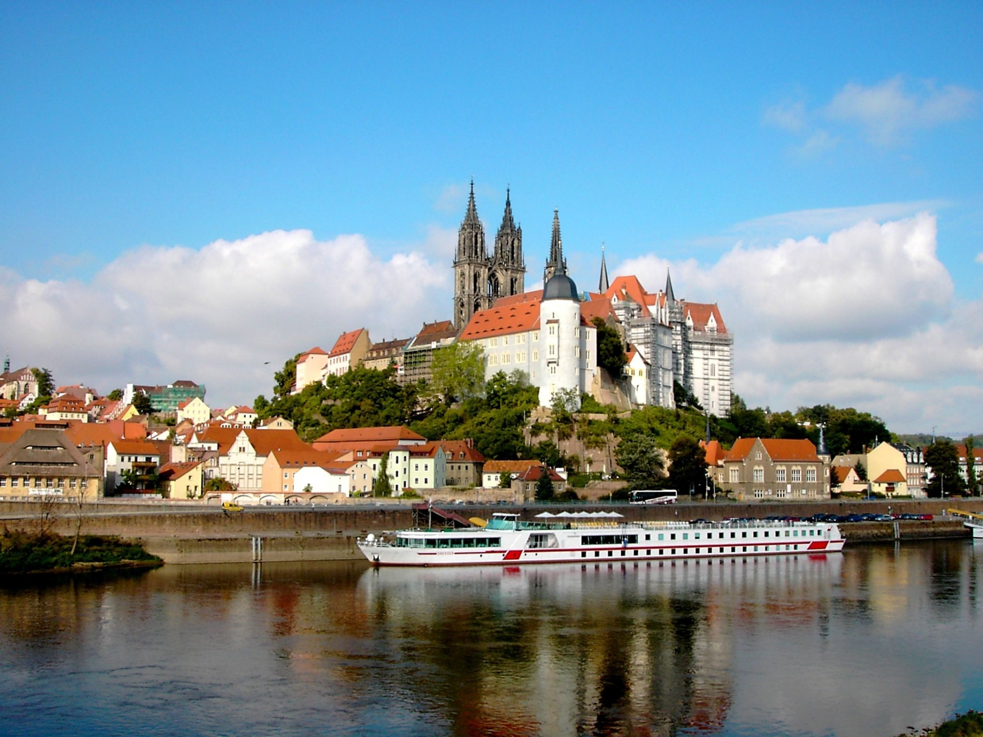 Elbe mit Passagierschiff vor der Kulisse der Stadt, dahinter Burg und Dom auf einem Berg