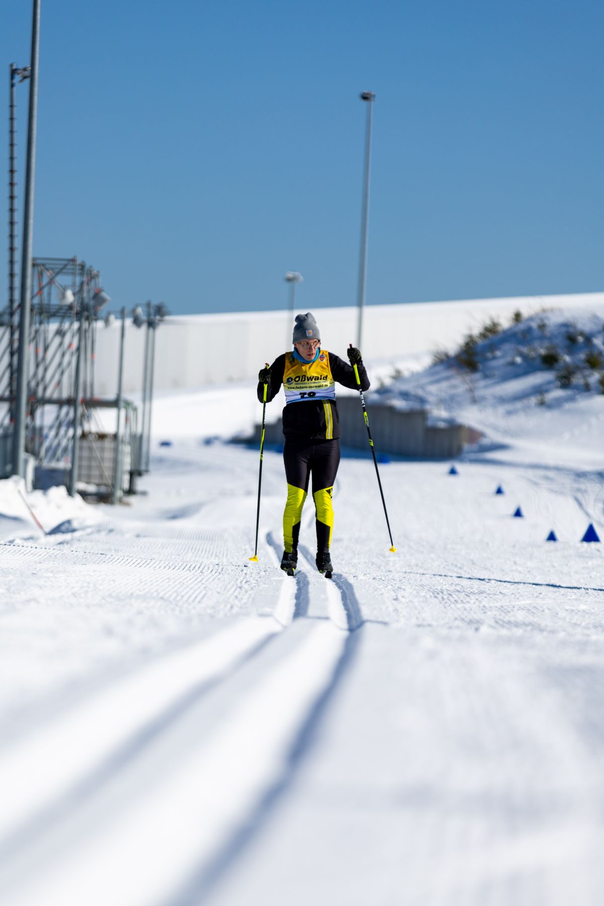 Skiläufer in der Spur in schneebedeckter Landschaft unterwegs