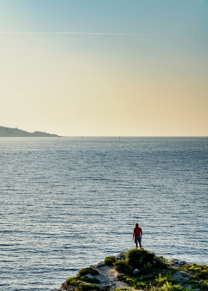 Silhouette eines Mannes am Meer