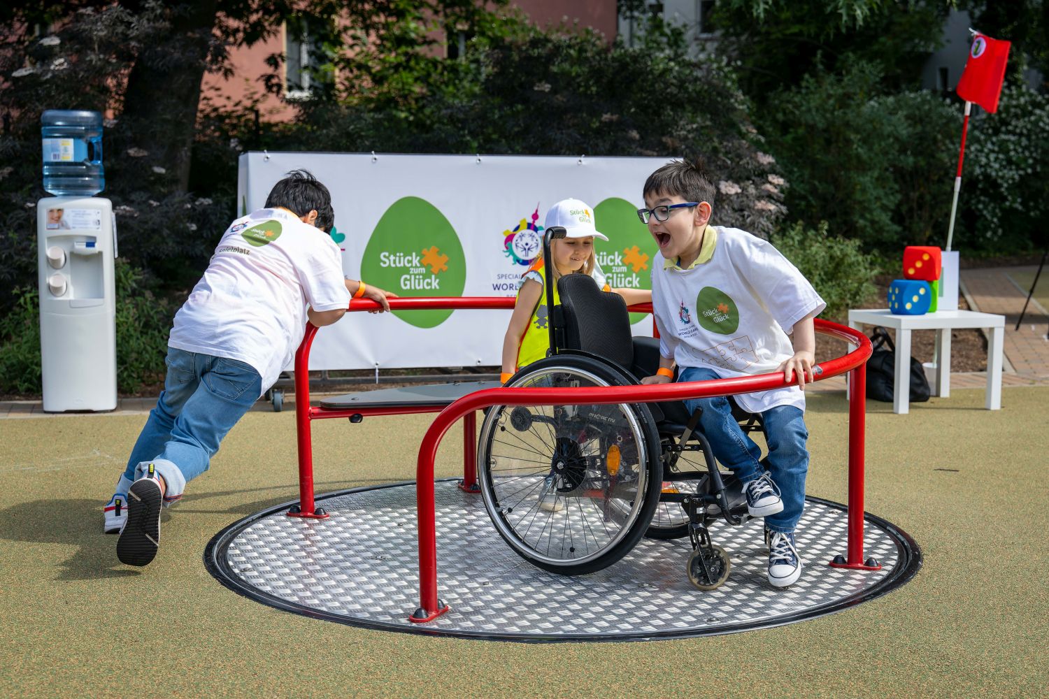 Kinder auf einem drehbarem Portal, das auch mit Rollstuhl befahren werden kann