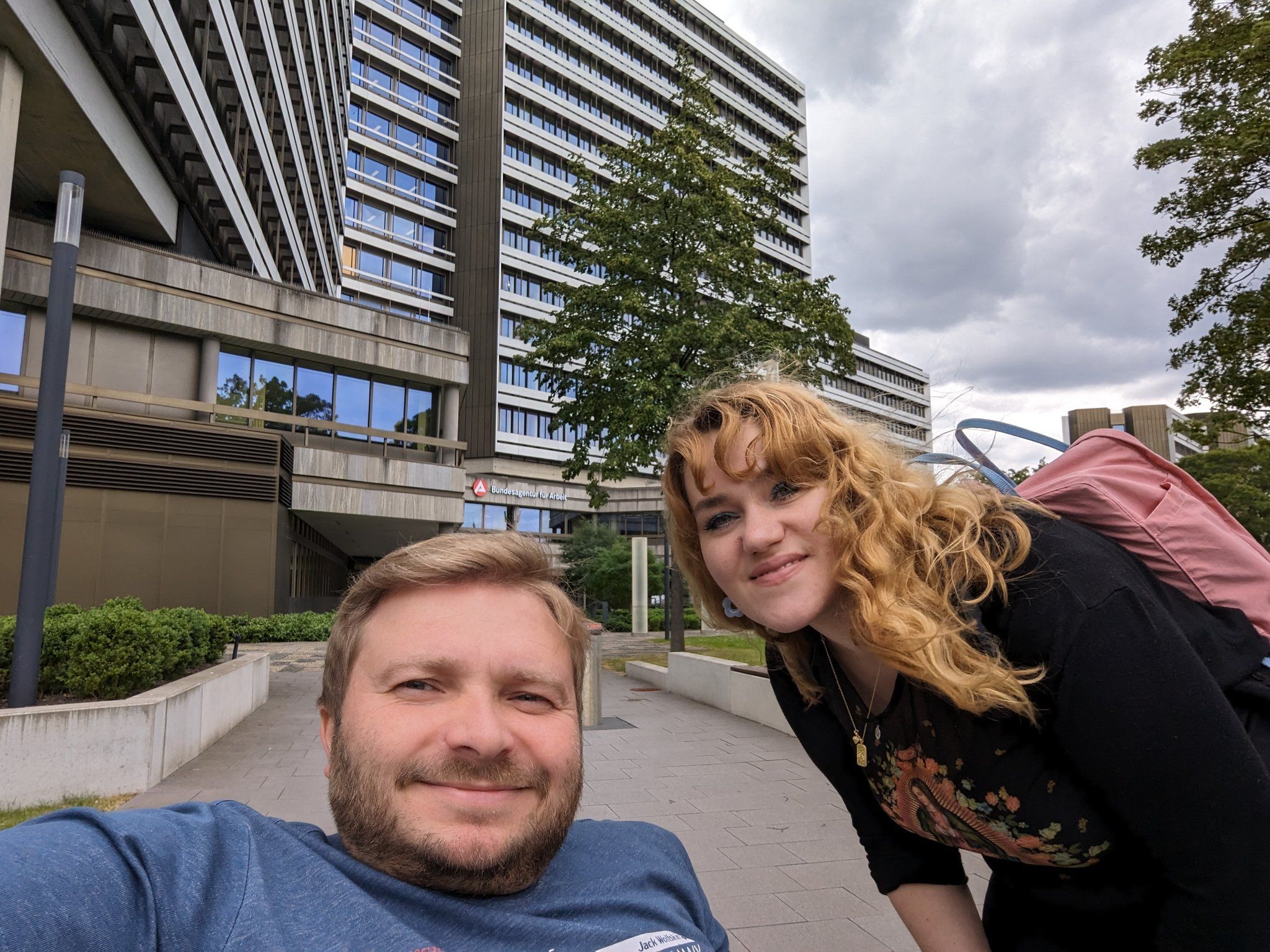 Alexander Ahrens und Maria Trümper vor der BA in Nürnberg