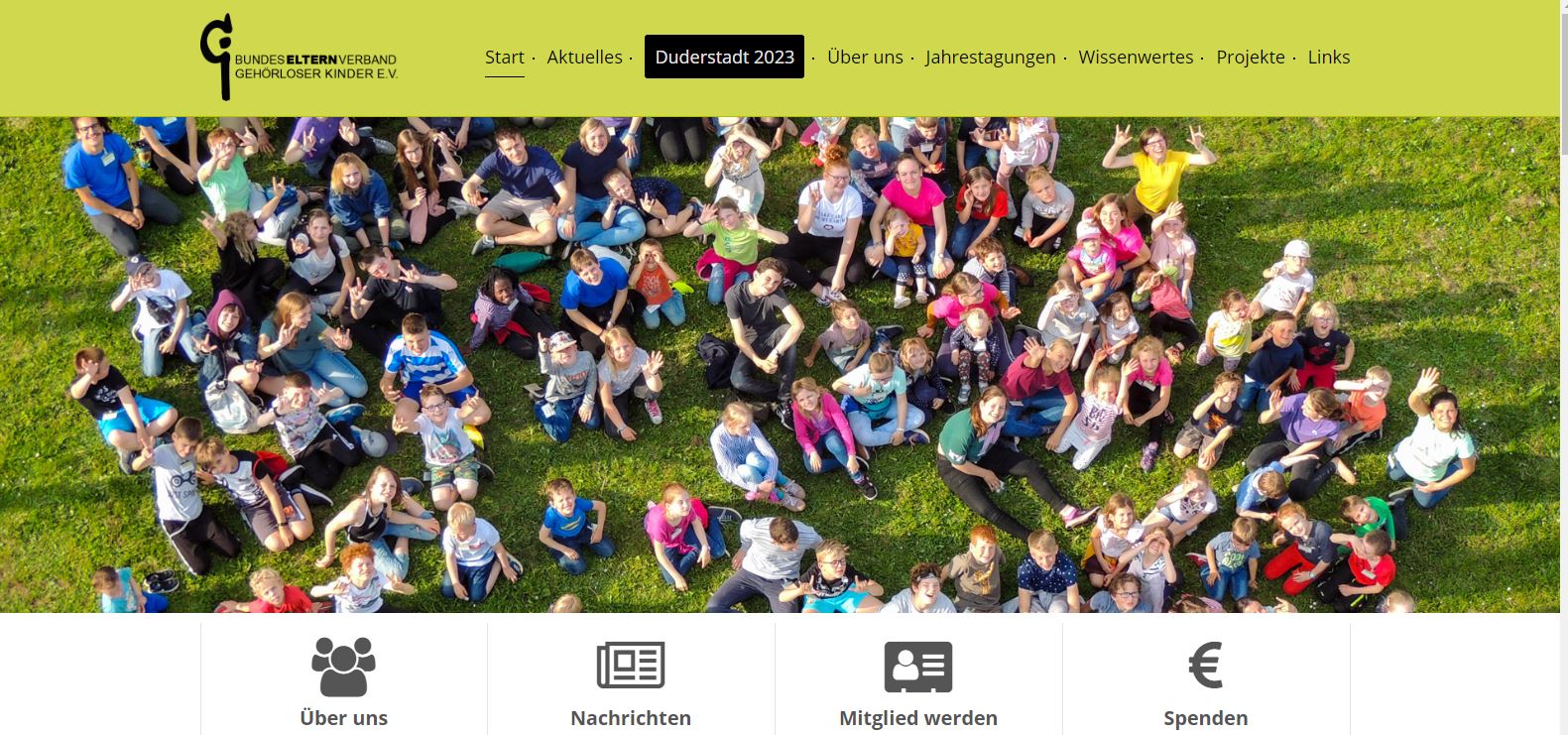 Internetbild mit Bild von vielen fröghlichen Kindern