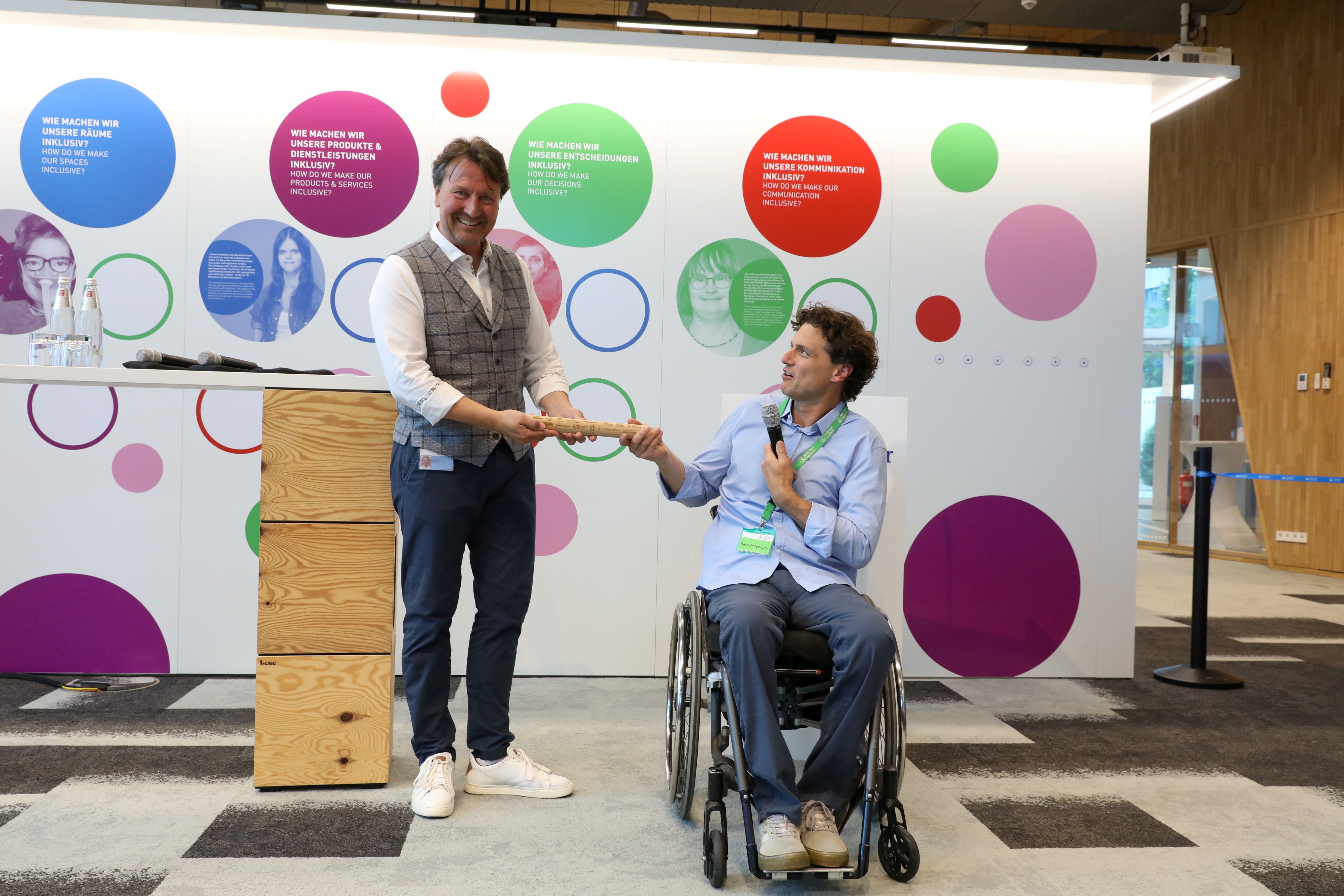 Staffelstabübergabe von Kay Macquarrie an Olaf Guttzeit