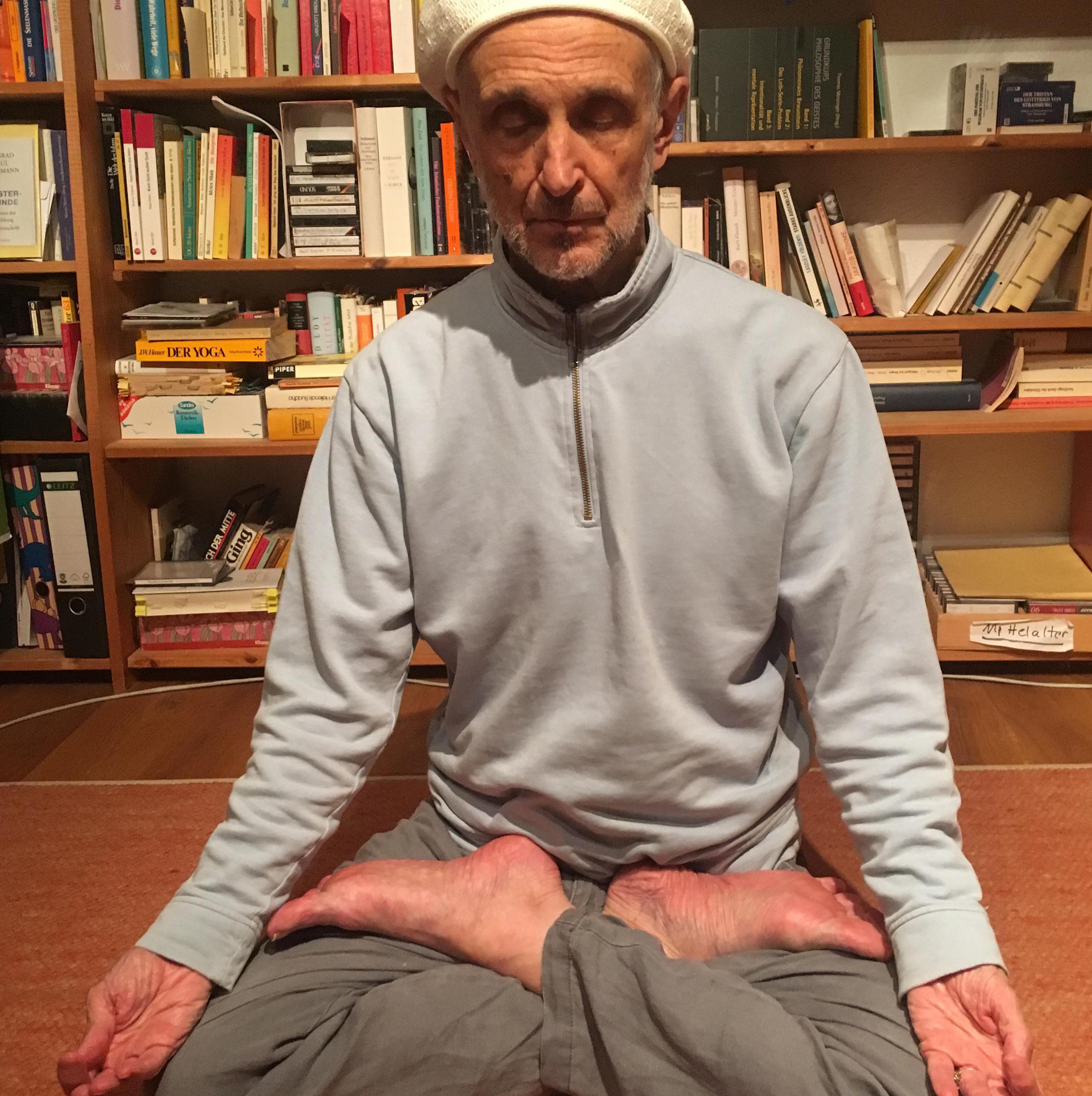 in Yoga-Haltung sitzend