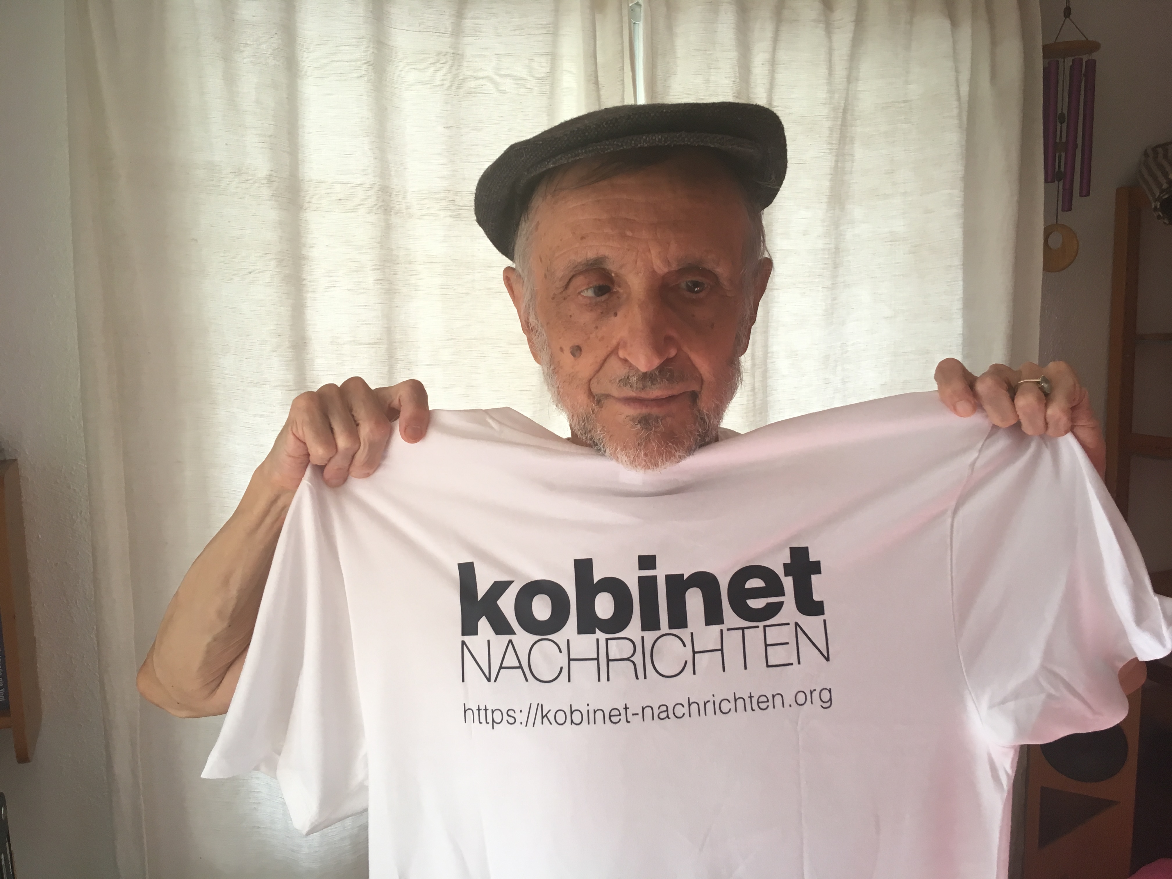 Hans-Willi Weis mit dem kobinet-T-Shirt