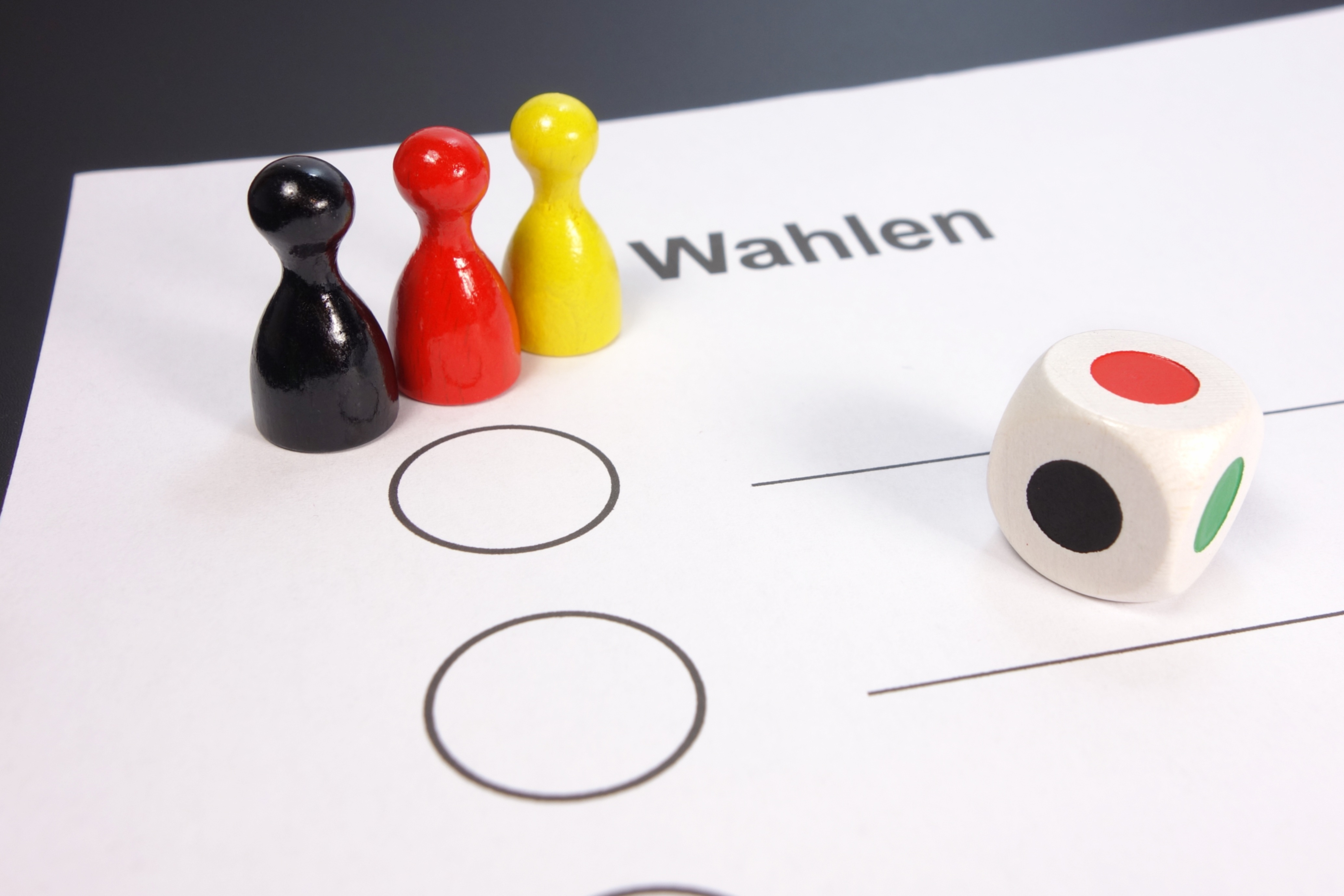Wahlzettel mit bunten Spielfiguren