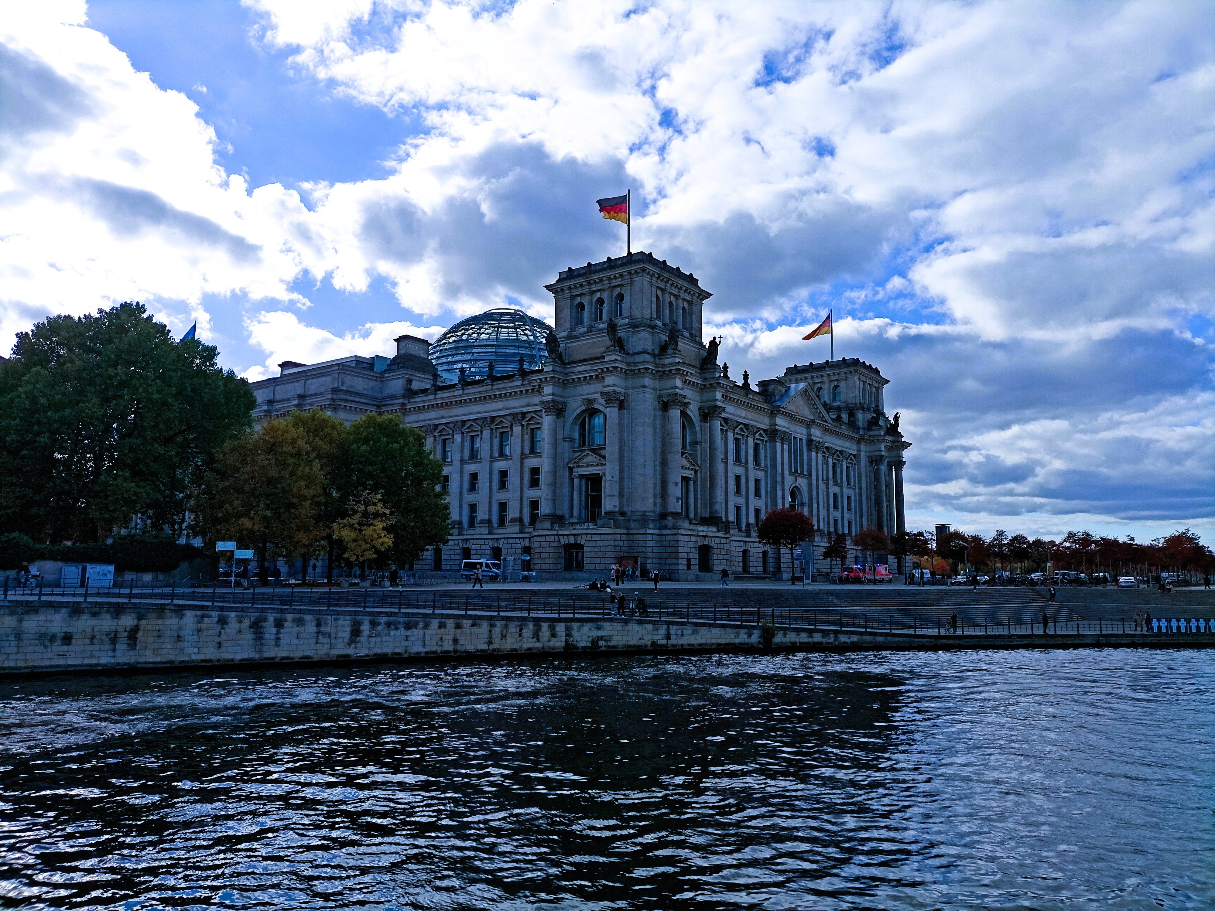 Blick auf Reichstag über die Spree hinweg