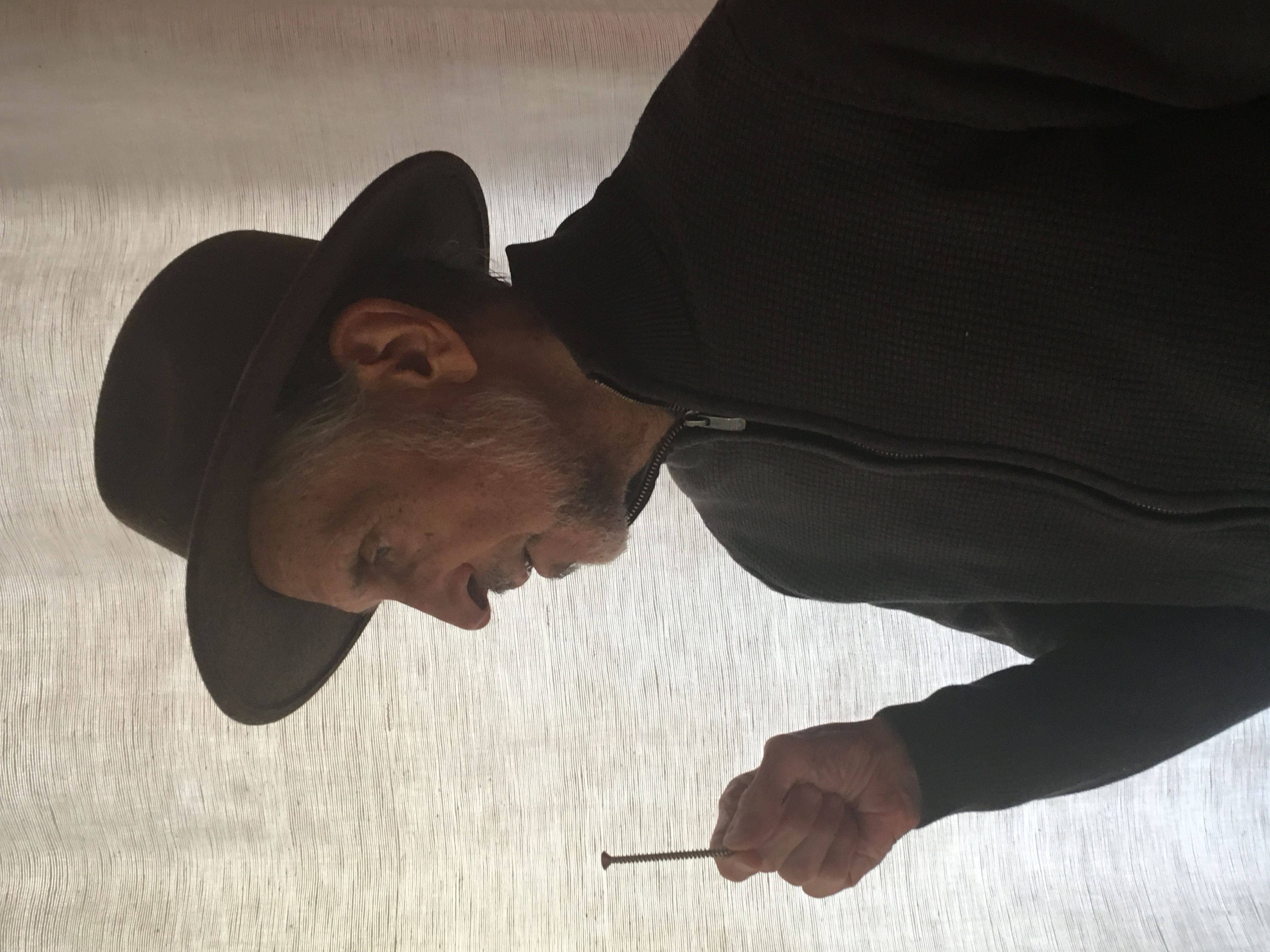 Hans-Willi Weis mit Schlapphut und Schraube in der Hand