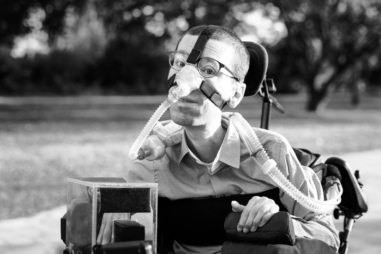 Marcel Renz mit Atemmaske und E-Rolli