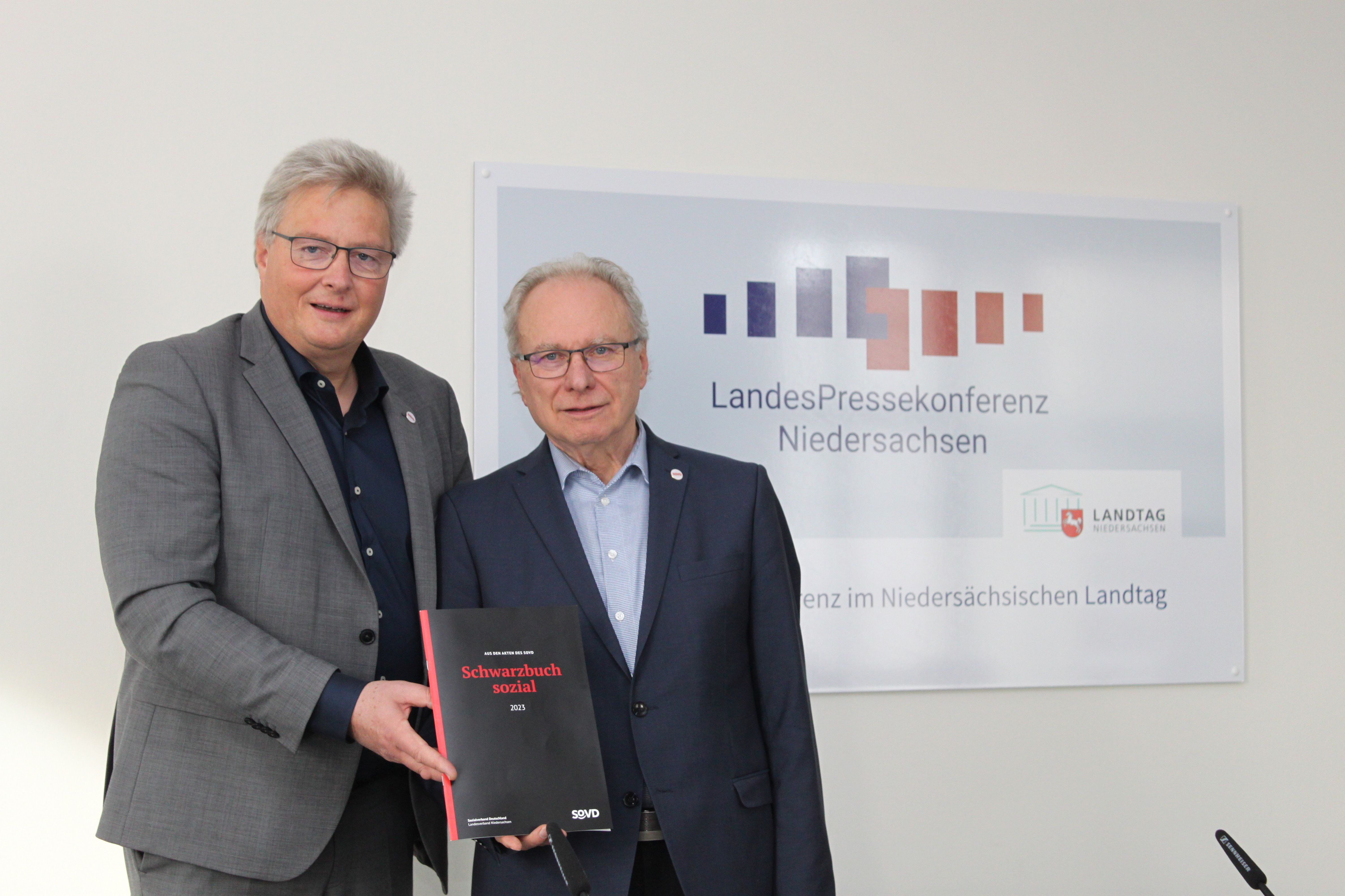 Bernhard Sackarendt und Dirk Swinke präsentieren das Schwarzbuch sozial