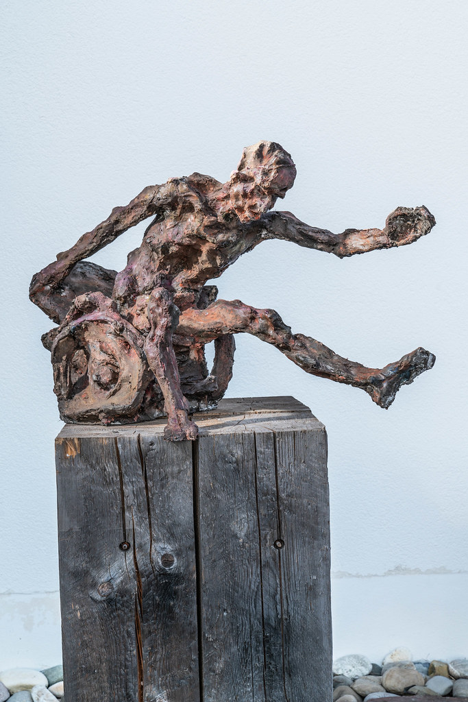 Kleinplastik hilfesuchender Rollstuhlfahrer auf einem Holzsockel, DSC05871 von bildhaueratelier-eckert