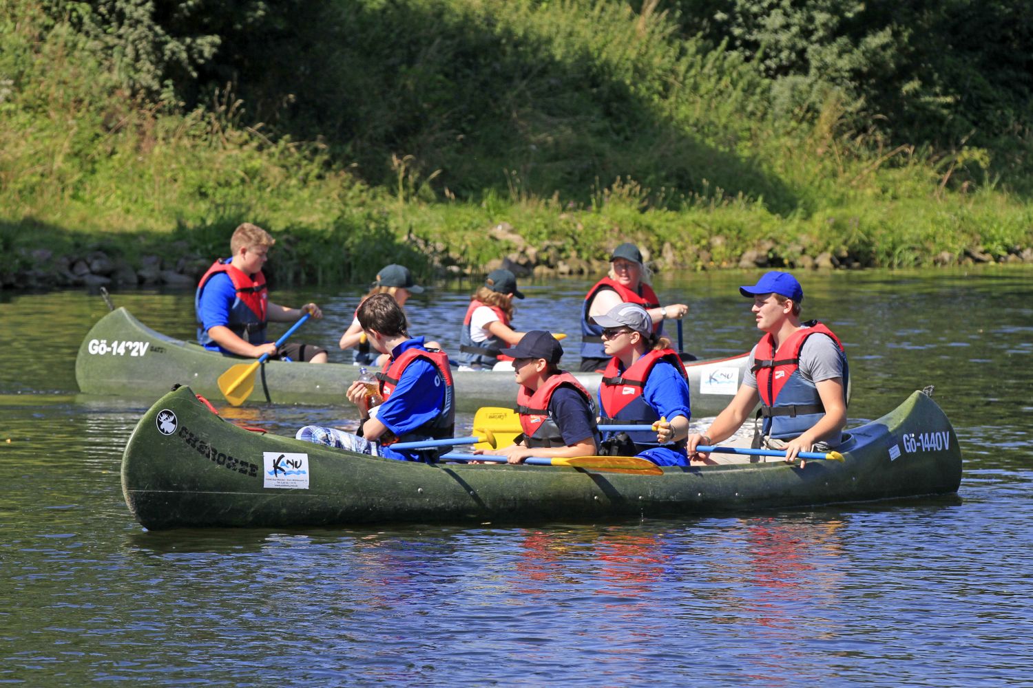 Zwei mit Jugendlichen besetzte  Kanus auf dem  Wasser