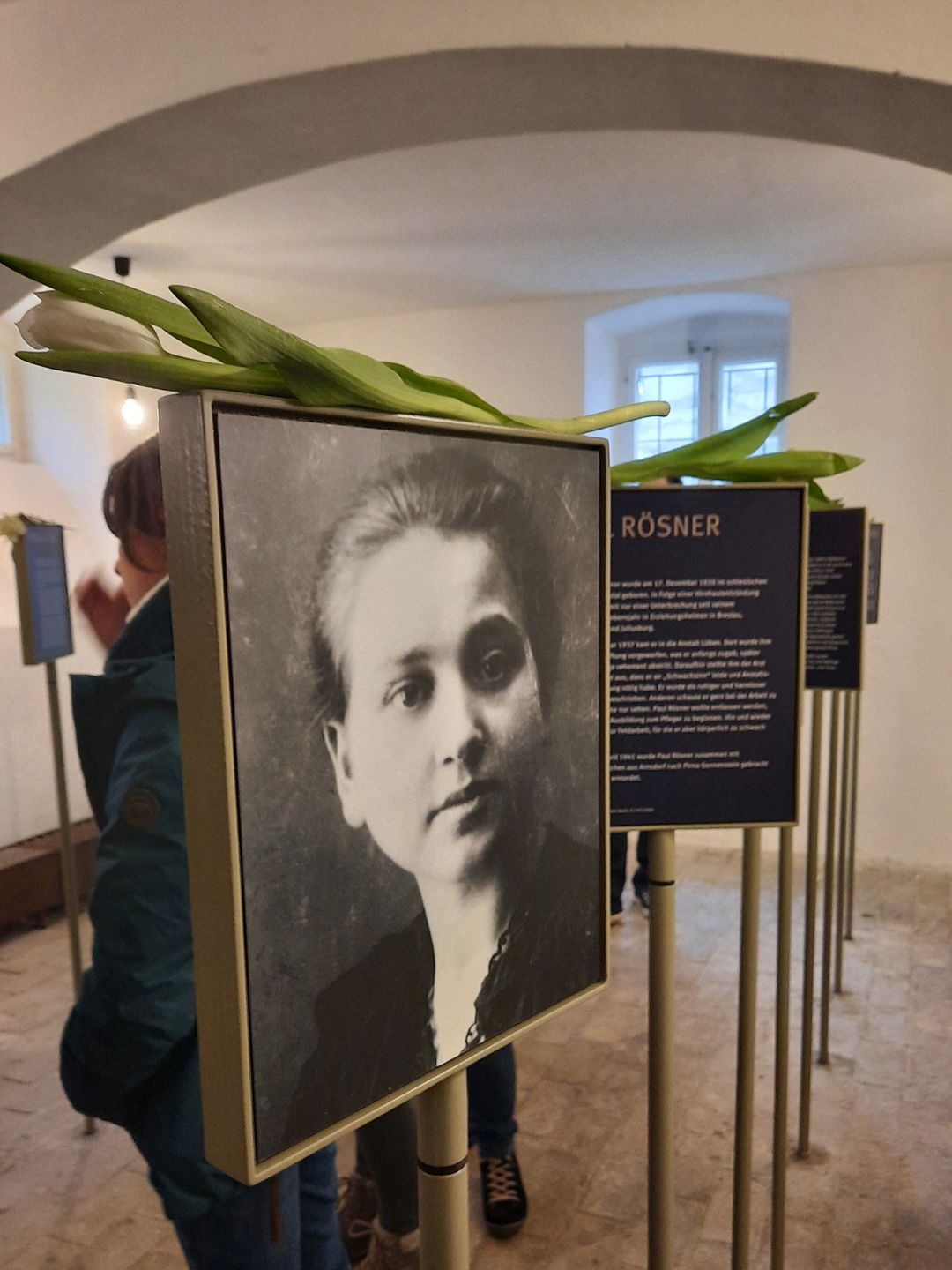 Blick in einen Raum in dem Portraitfotos  aufgestellt sind