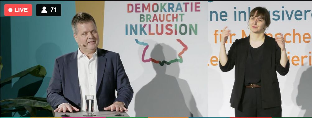 Screenshot von der Veranstaltung vom 31.1.24 mit Jürgen Dusel und Gebärdensprachdolmetscherin